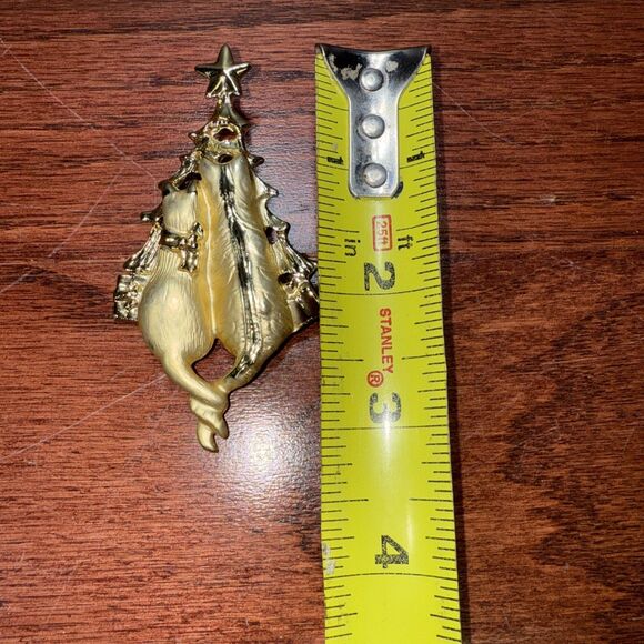 Vtg DANECRAFT Brooch Pin 2 Cats Cat Pair Christmas Tree Gold Tone Tails Locked - Picture 2 of 5
